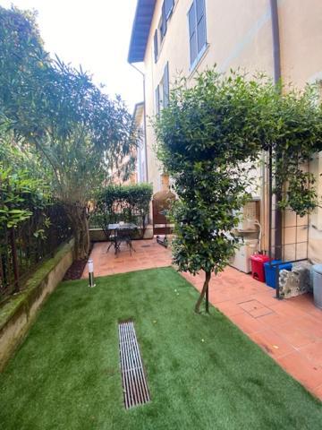 Duomo26 Boutique Apartment เดเซนซาโนเดลการ์ดา ภายนอก รูปภาพ